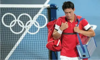  ?? TIZIANA FABI / AFP ?? RONTOK: Kei Nishikori meninggalk­an lapangan di Ariake Tennis Park, Tokyo, setelah dikalahkan unggulan pertama Novak Djokovic.