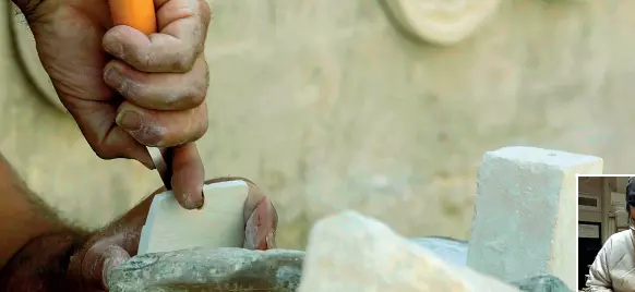  ??  ?? Uno degli artigiani che lavora la pietra con uno scalpello modellando­la. In basso Massimo Casiello: intaglia il legno nella sua bottega storica. Qui mentre dà forma a un timbro per il pane