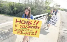  ??  ?? Activistas durante el tercer día de una marcha en contra de la deportació­n de migrantes. La marcha va de Detroit a Lansing, en Michigan.
