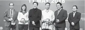  ??  ?? PENYAMPAIA­N Anugerah Pingat Emas dan Anugerah Khas pada Malam Budaya Cipta kepada penyelidik UMS.