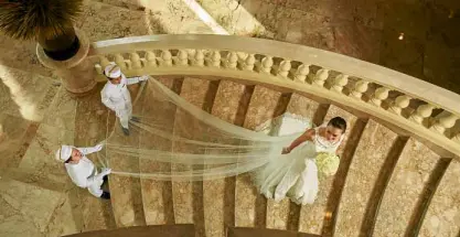  ??  ?? Brides never miss an opportunit­y for a photo-op on the grand staircase of The Pen.