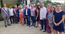  ??  ?? Cela n’a pas empêché les élus de la liste Camilla d’élire le nouveau maire, avant de poser pour une photo de groupe (à l’exception de l’une d’entre eux, Nadine Guigonnet, absente). Le maire et les adjoints ont l’écharpe tricolore. (Photos L.Q.)