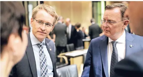  ?? FOTO: DPA ?? Im Bundesrat arbeiten sie zusammen: die Ministerpr­äsidenten Daniel Günther (CDU, links) und sein Kollege Bodo Ramelow (Linke).