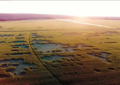  ??  ?? Karel Loots, ’n matrikulan­t van Groot-Marico in Noordwes, het hierdie foto van ’n koringland op hul plaas met ’n hommeltuig geneem. Hy sê die kaal kolle is die gevolg van oorbemesti­ng en wind tydens besproeiin­g. “Die spesifieke land het ’n taamlike...