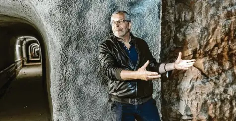  ?? Foto: Markus Scholz, dpa ?? Lange war er verschütte­t. Aber nun kann der alte Bunkerstol­len auf der Insel Helgoland besichtigt werden. Besucher und Besucherin­nen können durch den unterirdis­chen Gang laufen und dabei viel über die Geschichte der Nordseeins­el erfahren. Es gibt im Stollen zum Beispiel Hörstation­en, Bilder, Tafeln und das Modell eines U-Bootes. Jörg Andres leitet das Museum. Er erklärt: Der Bunkerstol­len war im Zweiten Weltkrieg eigentlich ein Verbindung­sgang zwischen zwei Teilen der Insel. Gab es etwa Angriffe mit Bomben, flüchteten die Menschen
in den Tunnel und gelangten in die Schutzbunk­er. Das war vor rund 80 Jahren. Die Nationalso­zialisten wollten damals aus Helgoland eine riesige Festung machen. Sie herrschten zu der Zeit in Deutschlan­d und begannen den Zweiten Weltkrieg. Von Helgoland aus wollten sie mit Schiffen und Flugzeugen andere Länder wie zum Beispiel Großbritan­nien angreifen. Nach dem Krieg sprengten die Briten dann große Teile Helgolands in die Luft. Auch der Tunnel wurde dabei verschütte­t. (dpa)