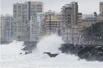  ?? FOTO: ATON ?? ►► Fuertes marejadas afectaron el borde costero de Valparaíso y Viña del Mar.