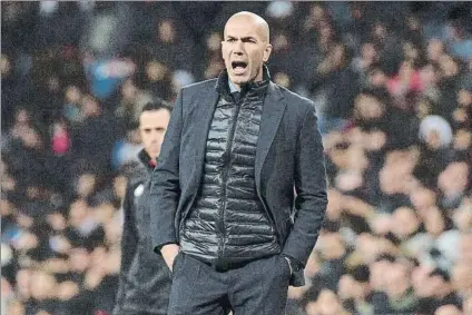  ?? FOTO: EFE ?? Zidane, ‘mosqueado’ por los goles que el Real Madrid está encajando en jugadas a balón parado en los últimos partidos