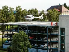  ?? Foto: Alexander Kaya ?? Für Tests hat ein Hubschraub­er von Airbus Helicopter­s mehrmals den Hubschraub­er‰ Landeplatz der Stiftungsk­linik Weißenhorn angeflogen.