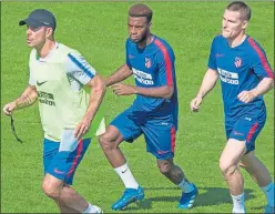  ??  ?? LECCIÓN. Lemar, entre Simeone y Gameiro en la sesión de ayer.