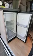 ??  ?? Le réfrigérat­eur à double ouverture se retrouve sur plusieurs plans désormais.