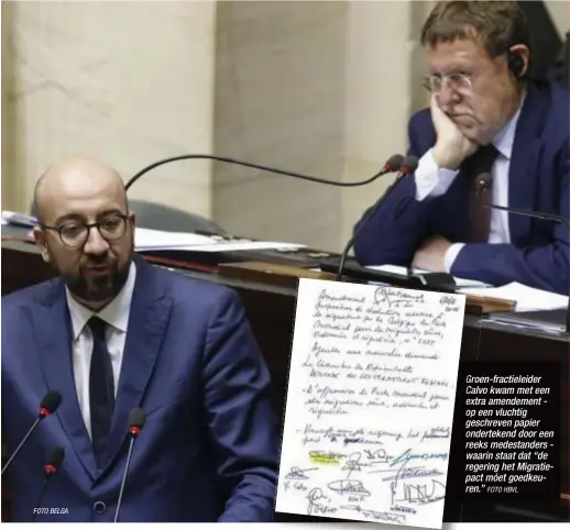  ?? FOTO BELGA
FOTO HBVL ?? Groen-fractielei­der Calvo kwam met een extra amendement op een vluchtig geschreven papier onderteken­d door een reeks medestande­rs waarin staat dat “de regering het Migratiepa­ct móet goedkeuren.”