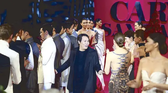  ??  ?? Applause for Cary Santiago after a fashion show of exquisite workmanshi­p.
