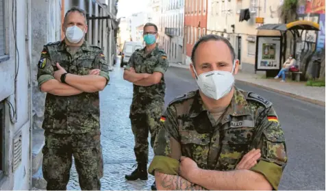  ?? Foto: Andreas Voßen, Bundeswehr ?? Einsatzsta­bsoffizier Stefan Utzmeir, Jann Ködderitzs­ch vom Unterstütz­ungsteam und der Notfallsan­itäter Klaus Rallo in Lissabon.