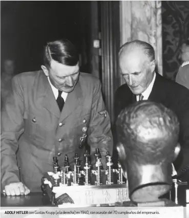  ??  ?? ADOLF HITLER con Gustav Krupp (a la derecha) en 1940, con ocasión del 70 cumpleaños del empresario.