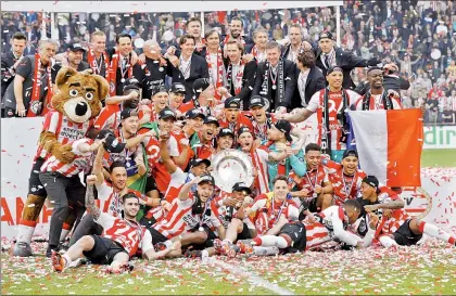  ?? Foto Xinhua ?? Festejo del PSV Eindhoven, que logró el trofeo con 10 puntos de ventaja sobre el Ajax