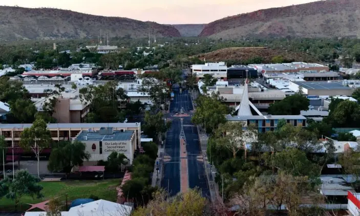  ?? Photograph: Darren England/AAP ?? Alice Springs will enter a three-day lockdown after a Tanami Desert miner travelled through the airport before testing positive for Covid-19.