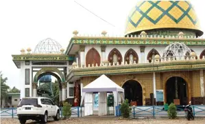  ?? VIVIN AGUSTIN HARTONO/JPRM ?? IKONIK: Masjid Syaichona Moh. Cholil di Desa Martajasah menjadi kebanggaan warga Bangkalan, Madura.