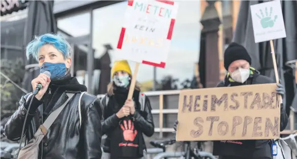  ??  ?? Furcht vor Verdrängun­g: Seit Wochen macht die Initiative Fünf Häuser gegen Heimstaden mobil, wie hier vor dem Roten Rathaus Anfang Oktober.
