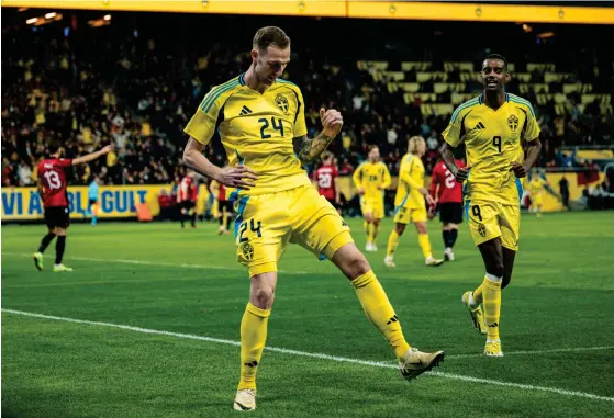  ?? BILD: MAXIM THORE ?? Gustaf Nilsson jublar efter att ha gjort matchens enda mål mot Albanien. För att gratulera är Alexander Isak.