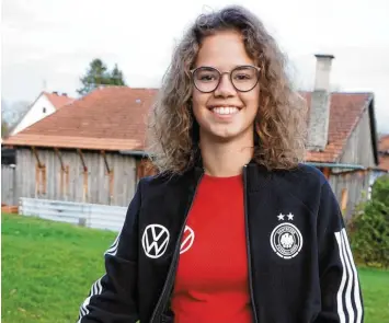  ?? Foto: Thomas Ernstberge­r ?? Kristina Spitzer (Mitte) hat sich als Zeugwartin um die U 19-Nationalsp­ielerinnen des DFB gekümmert.