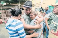  ??  ?? Un hombre que había sido arrestado en protestas abraza a su familia tras haber sido liberado de la cárcel en Masaya, Nicaragua.