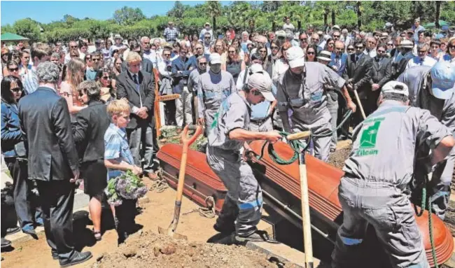  ?? EFE ?? Werner Luchsinger y su mujer, Vivianne Mackay (en la imagen, su entierro), fueron asesinados en 2013 por rebeldes mapuches