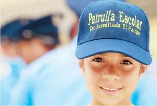  ??  ?? RAMCELIZ Urquidez es uno de los rostros alegres del contingent­e de seguridad escolar de la Escuela Acreditada El Parque en San Lorenzo.