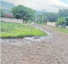  ??  ?? El agua fluye desde hace meses sobre la calle del barrio Santa María. Aseguran que proviene de un caño roto de la Essap.