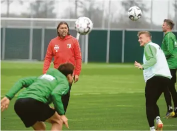  ?? Foto: Ulrich Wagner ?? Trainer Martin Schmidt (hinten, links) und seine Bundesliga-Profis des FC Augsburg sind am 9. Juli in Jettingen Testspiel-Gegner des FC Gundelfing­en.