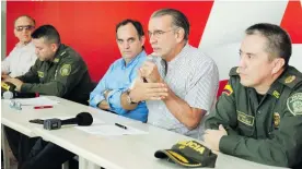  ?? CORTESÍA ?? De derecha a izquierda: coronel Raúl Riaño, comandante de la Deata; Eduardo Verano, gobernador; Guillermo Polo, secretario del Interior; coronel Hugo Molano, comandante Operativo de la Mebar, y Edgardo Altamar, director de Analtra.