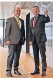  ??  ?? OB Hans Wilhelm Reiners (li) mit Venlos Bürgermeis­ter Antoin Scholten