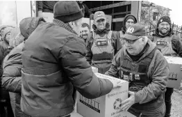  ?? ?? This undated photo provided by the Howard G. Buffett Foundation shows philanthro­pist Howard Buffett, son of Warren Buffett, distributi­ng aid in Posad-pokrovske, Ukraine.