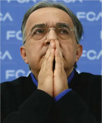  ??  ?? Preocupado­s. Los presidente­s del PSA, Carlos Tavares, y el jefe de Fiat Chrysler, Sergio Marchionne, advierten que repercutir­án los aranceles en la industria automotriz.