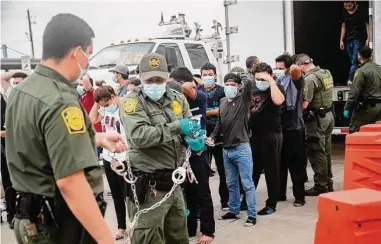  ?? Marie D. De Jesús/Staff photograph­er ?? U.S. Customs and Border Protection agents start processing a group of migrants who survived a deadly trek along I-35 inside a sweltering tractor-trailer, in which dozens inside died.