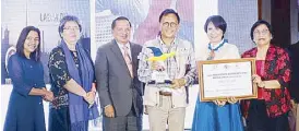  ??  ?? Howie Severino (third from right) receives the award for I-Witness