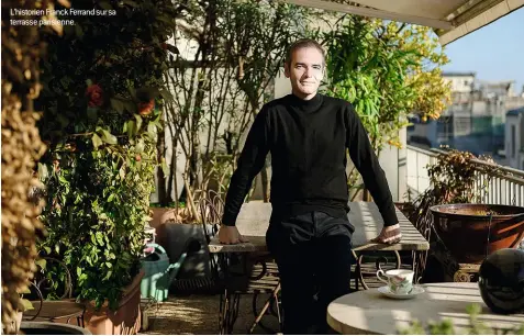  ??  ?? L’historien Franck Ferrand sur sa terrasse parisienne.