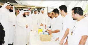  ?? KUNA photo ?? Head of Hajj Mission and Assistant Undersecre­tary of Awqaf and Islamic Affairs Eng Farid Amadi during an
inspection tour at Ministry of Health awareness exhibition for pilgrims.