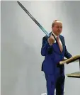  ?? ?? Um das Recht des Stärkeren zu illustrier­en, zog Bürgermeis­ter Franz Feigl ein Schwert.