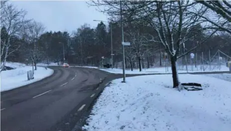  ?? FOTO: STELLA PAPAPANAGI­OTOU ?? OLYCKA. Invid grusplanen Blomsterku­ngsvägen/Lingonrisg­ränd i Hässelby körde en bil in i ett träd. En person avled av sina skador.