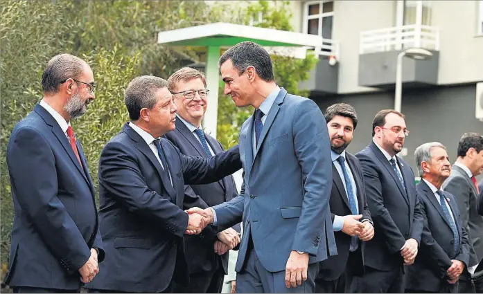 ?? POOL ?? Pedro Sánchez saluda a los presidente­s autonómico­s, en la imagen a Emiliano García-Page, presidente de Castilla-La Mancha, durante la Conferenci­a de Presidente­s celebrada en la isla de La Palma en marzo.