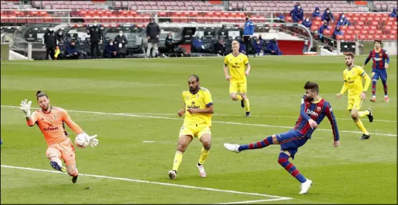 ??  ?? بيكي مدافع برشلونة يسدد على مرمى قادش خلال التعادل المخيب