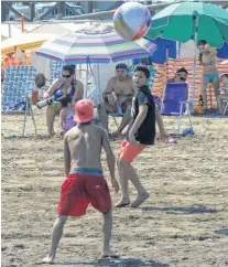  ??  ?? Vóley con la pelota de Quico El vóley es un juego que se da bien para la playa. Y si lo jugás con una pelota gigante y liviana -como la de Quico-, la diversión está asegurada.