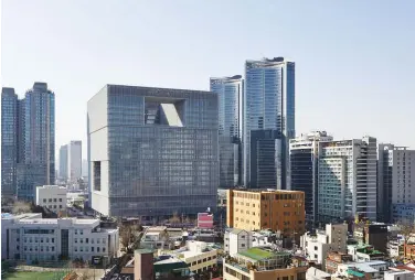  ??  ?? LEFT AND BELOW: High above Seoul, the open-air alcoves puncturing David Chipperfie­ld’s 30-storey headquarte­rs for a leading beauty company shelter verdant copses.