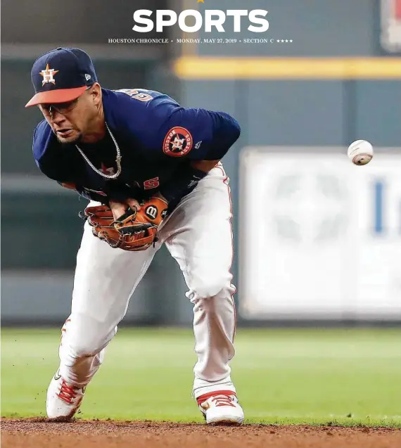  ?? Brett Coomer / Staff photograph­er ?? Replacemen­t second baseman Yuli Gurriel commits one of two Astros errors on a grounder hit by Red Sox left fielder Andrew Benintendi in the fifth inning.