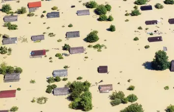  ?? Foto: Armin Weigel, dpa ?? Bilder, wie sie im Sommer 2013 nahe Deggendorf zu sehen waren. Mehrere Flutpolder entlang der Donau sollen einen besseren Hochwasser­schutz bieten.