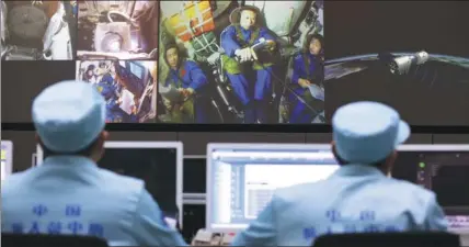  ?? FENG YONGBIN / CHINA DAILY ?? Astronauts Chen Dong (from left), Liu Wang and Liu Yang receive orders from “mission control” technician­s during a training procedure in Beijing this month.