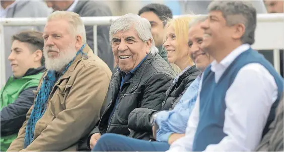  ?? EMMANUEL FERNÁNDEZ ?? Sonrisas. Hugo Moyano, su mujer Liliana Zulet, Sergio Palazzo y Pablo Moyano en la polémica misa de Luján, el mes pasado.