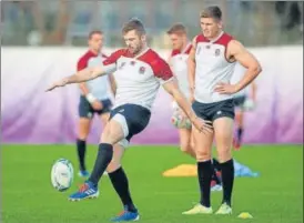  ?? REUTERS ?? England's Elliot Daly and Owen Farrell train ahead of their semi-final against New Zealand.