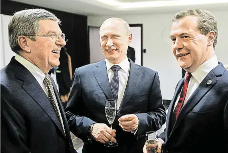  ?? Předseda MOV Thomas Bach (vlevo) v hovoru s ruskými státníky prezidente­m Vladimirem Putinem a premiérem Dmitrijem Medveděvem. FOTO REUTERS ?? Vlivné trio.