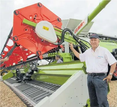  ??  ?? Volvió. Reynaldo Postacchin­i, abanderado de la firma alemana Claas en la Argentina, junto a la Lexion.